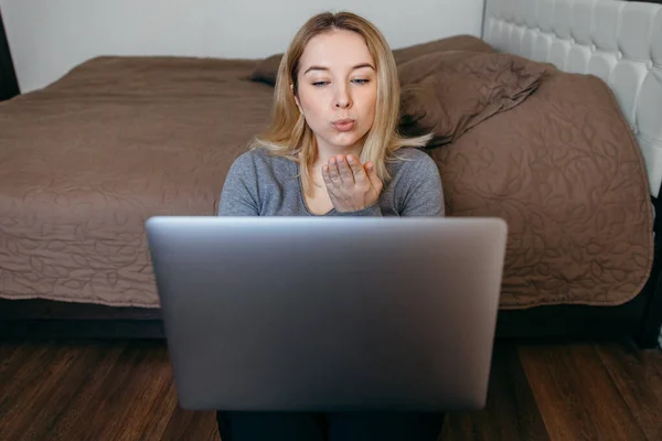 Жінка Сидить Підлозі Спальні Проводить Відео Конференцію Zoom Через Відлюдника — стокове фото