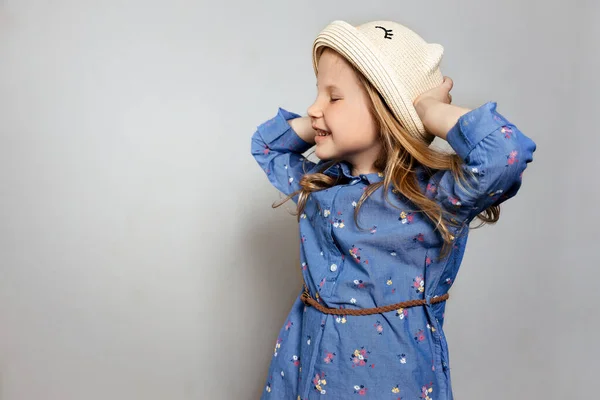 Profil Des Hübschen Kleinen Mädchens Blauem Kleid Und Gelbem Hut — Stockfoto