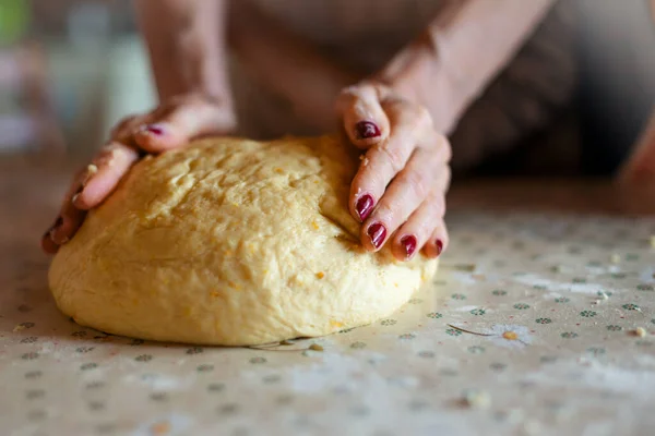 Madre Preparando Pan Pasta Manera Tradicional Concepto Del Día Madre —  Fotos de Stock