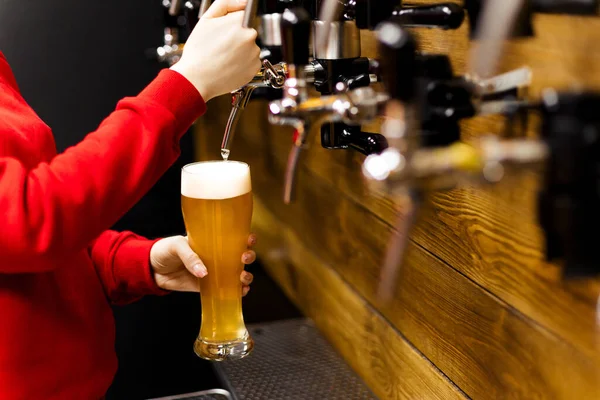 Mão Barman Derramando Uma Grande Cerveja Lager Torneira — Fotografia de Stock