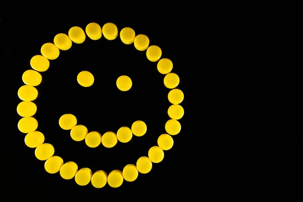 快乐的黄色塑料微笑在黑色孤立的背景上 — 图库照片
