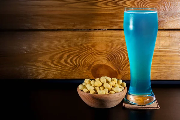 Vidro Com Cerveja Azul Amarelo Crocante Fundo Madeira — Fotografia de Stock