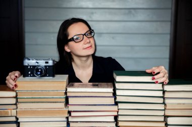 Kitap arşivlerinin duvarında gözlüklü kütüphaneci kadınlar