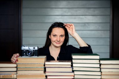 Kitap arşivlerinin duvarında gözlüklü kütüphaneci kadınlar
