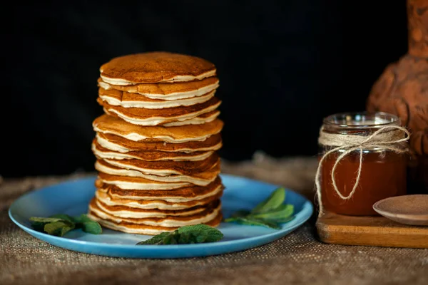 Appetitliche Einheimische Pfannkuchen Mit Ahornsirup Rustikalen Stil — Stockfoto