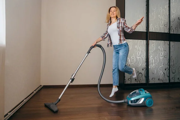 Femeie Tânără Fericită Hoovering Laminat Dormitor Sărituri Conceptul Amuzant Menaj — Fotografie, imagine de stoc