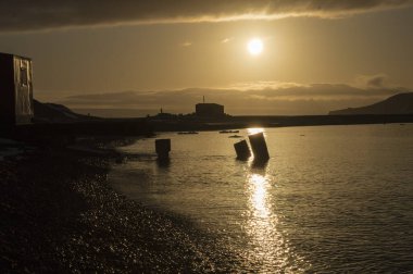 Antarktika üssünde gün batımı