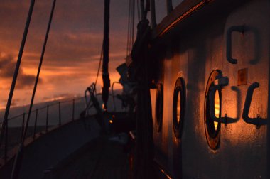 Bir gemide inanılmaz bir gün batımı.