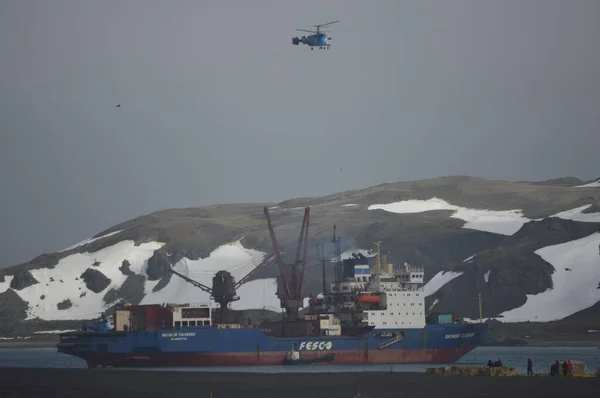 Hélicoptère Trabajando Una Base Antartica — Photo