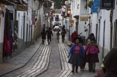 Cholas caminando por una calle de Cusco