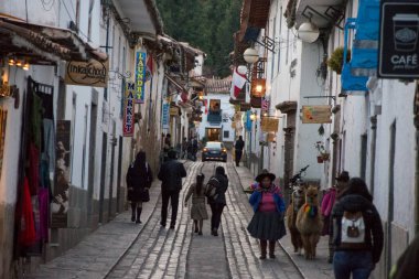 Cuzco sokaklarında yürürken