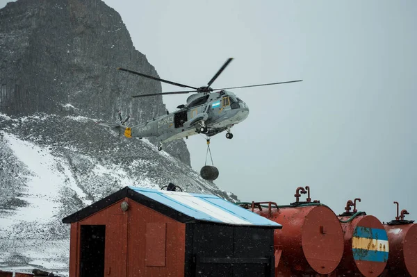 Helikopter Som Arbetar Antarktisk Bas Royaltyfria Stockbilder