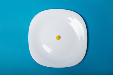 Mavi arka planda şekerli beyaz tabak