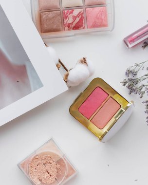 Beyaz arkaplandaki kozmetik düzeniName