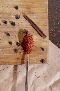 Baharat kaşığı kesme tahtasının üzerinde yatıyor.