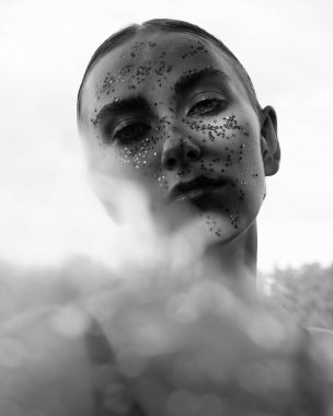 Siyah beyaz parıldayan kız.