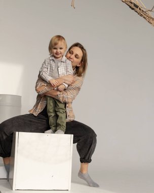 Anne ve kızı beyaz bir arka planda