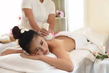 Sağlık, güzellik ve rahatlama konsepti - kaplıcada masada uzanan genç kadın