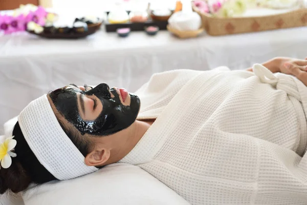 Wellness Schönheits Und Entspannungskonzept Junge Gesichtsmaske Mit Schwarzem Schlamm Auf — Stockfoto