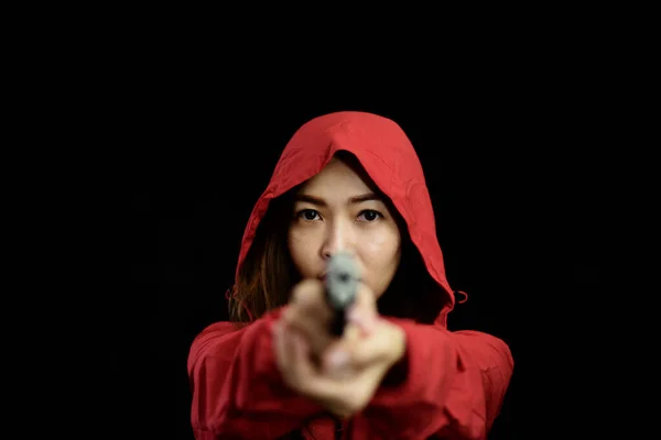 Asiatico Donna Ritratto Che Indossare Rosso Cappotto Con Cappuccio Indicando — Foto Stock