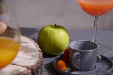 Kahvaltıda yeşil elma yakın plan.