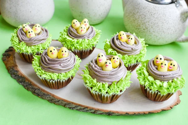 Easter Cupcakes Decorated Cream Nest Chickens — Stock Photo, Image