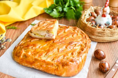 Patates ve etli kısa hamurlu börek.