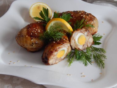 Yumurtalı tavuk budu dolması.