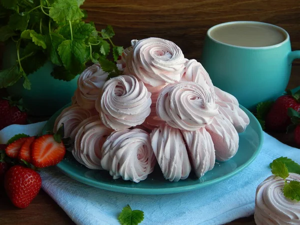 Marshmallows Auf Agar Agar Und Erdbeerpüree — Stockfoto