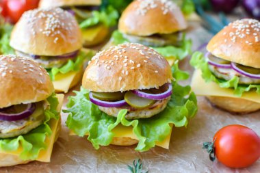 Hamburgerler. Susamlı çörek, marul, krem peynir ve pirzola..