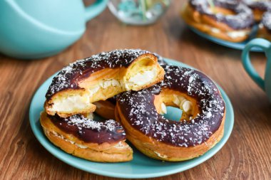 Çikolata kaplı kremalı krema halkası..