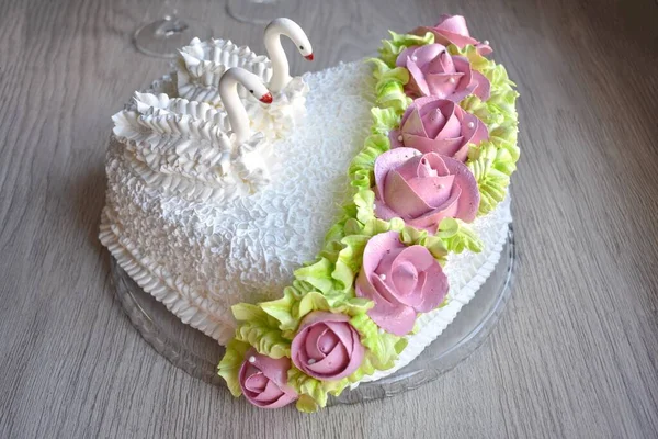 Cake Heart Украшен Кремовыми Лебедями — стоковое фото