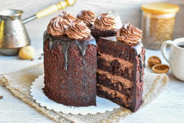 Çikolatalı mantarlı kek, Ganache ve ceviz kremalı.
