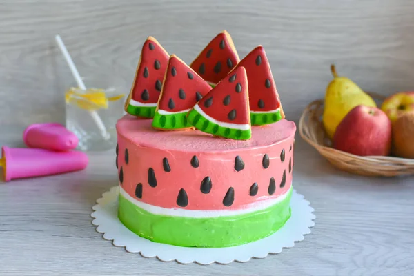 Biskuitkuchen Mit Sahne Und Lebkuchen Verziert Wie Eine Wassermelone — Stockfoto