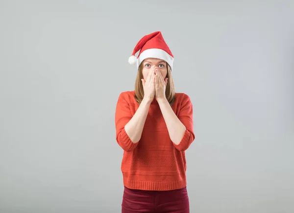 Шокированная рождественская женщина — стоковое фото