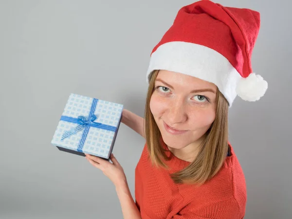 Молодая женщина с рождественским подарком — стоковое фото