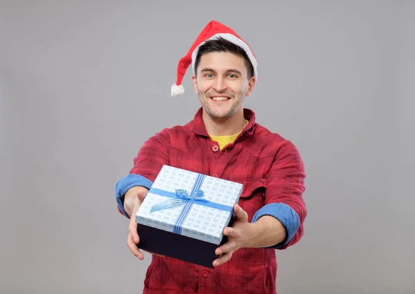 Парень держит рождественский подарок — стоковое фото
