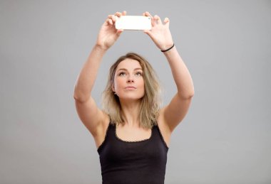 Genç kadın telefonu ile fotoğraf çekmek