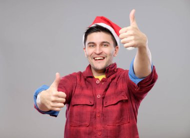 Genç serin adam Santa Claus şapka ile