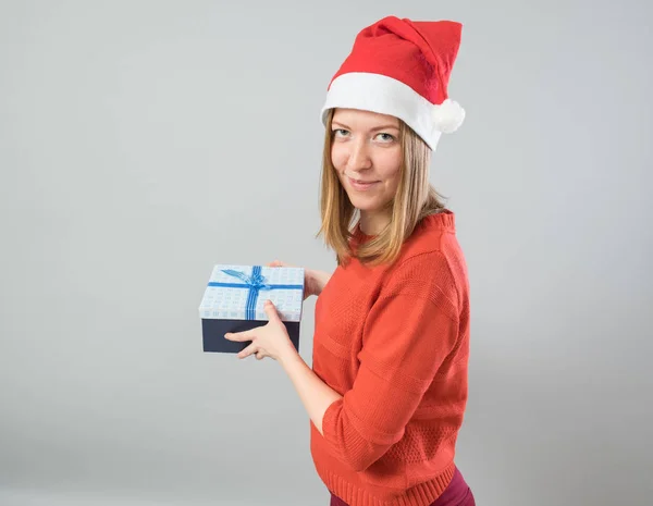 クリスマスのギフトを保持している若い女性 — ストック写真