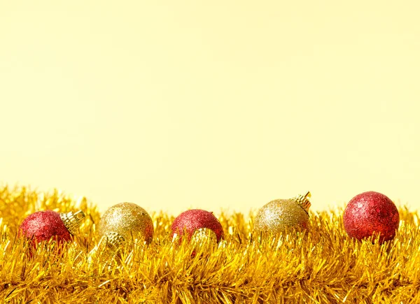 Vánoční dekorace koule a věnec — Stock fotografie