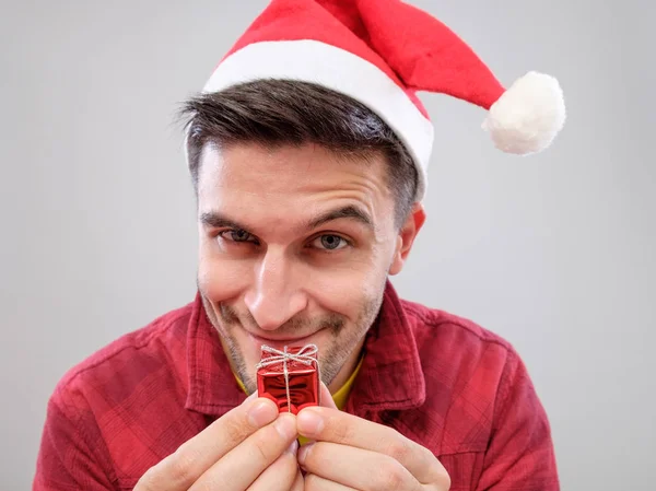 男を保有するクリスマス ギフト — ストック写真