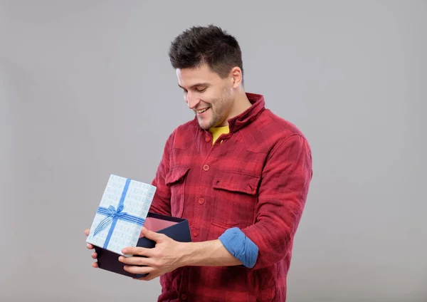 Szczęśliwy młody człowiek z prezentem — Zdjęcie stockowe