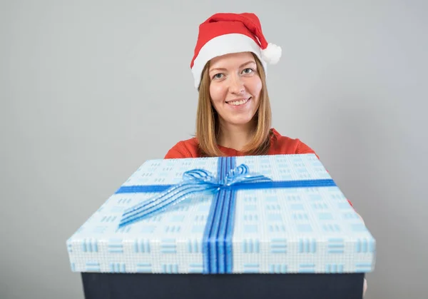 Молодая женщина держит рождественский подарок — стоковое фото
