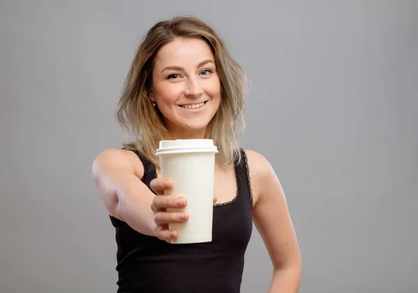 Sıcak kahve kameraya bir genç kadın — Stok fotoğraf
