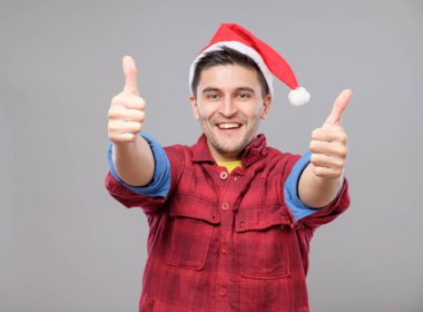 Genç serin adam Santa Claus şapka ile