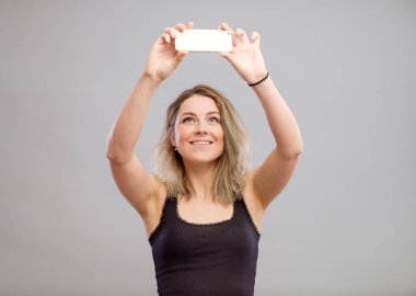 Genç kadın telefonu ile fotoğraf çekmek