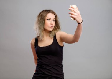 Genç kadın bir selfie yapma