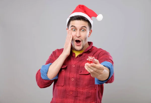 Killen som innehar en julklapp — Stockfoto