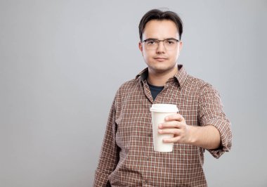 Bir fincan kahve veren bir adam portresi